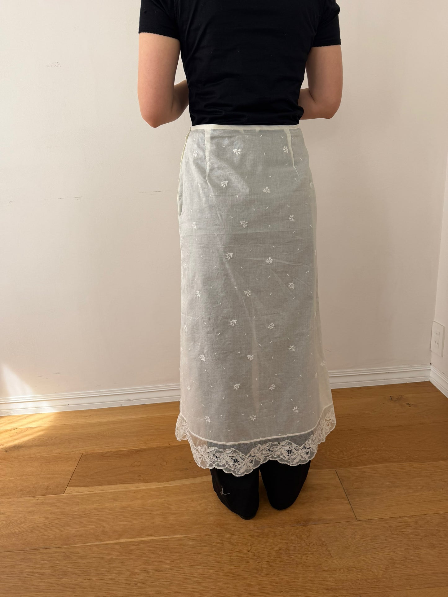 Flower embroidered skirt