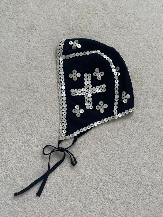 Pearly Bonnet